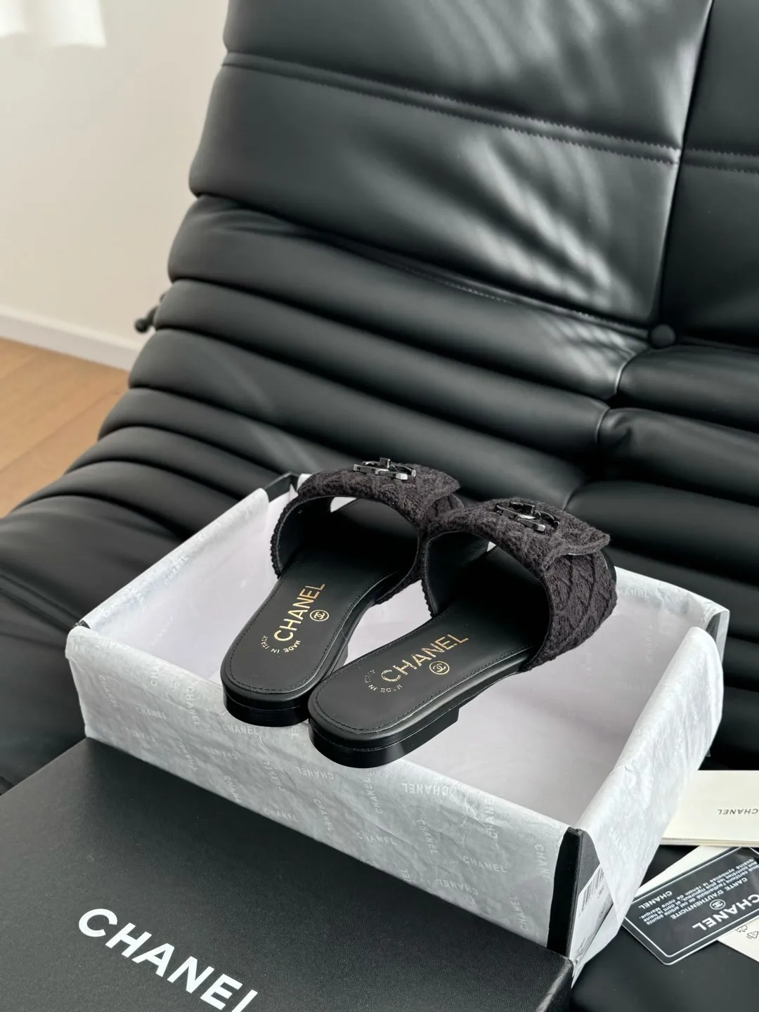 👟👟Ex-factory price 400👟👟 Chanel 25C new schoolbag buckle slippers, the return of the classic schoolbag buckle design, special vintage, full of retro flavor, loafers have also grown to aesthetics, upper cowhide, lining sheepskin, original outsole Size: 35-39 40 41 42 Customized and non-returnable